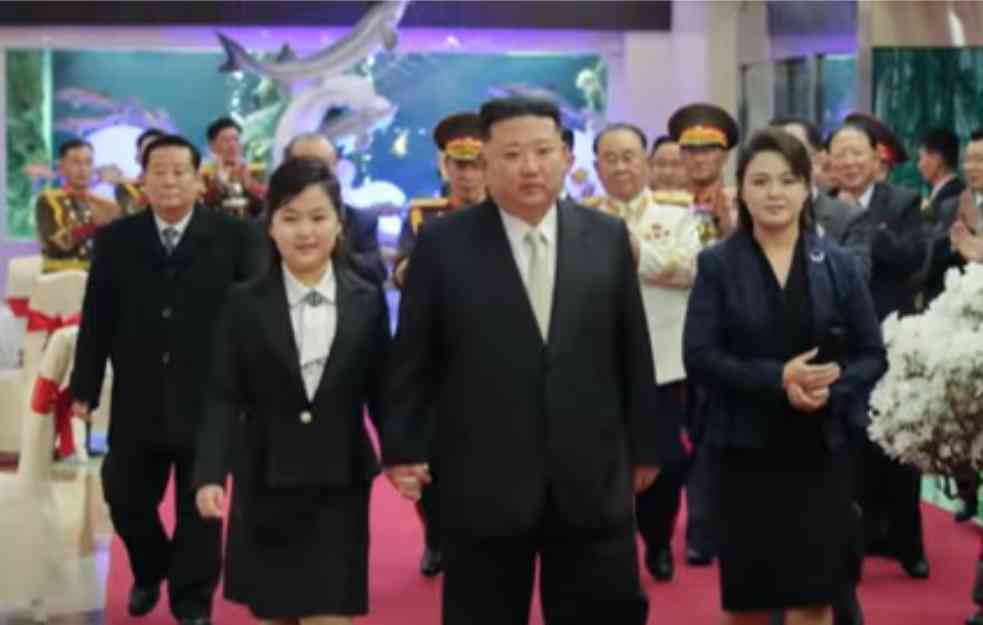 Da li ovaj potez znači da je Kim Džong Un izabrao naslednika? Svet bruji o fotorfijijama devojčice s proslave (FOTO)