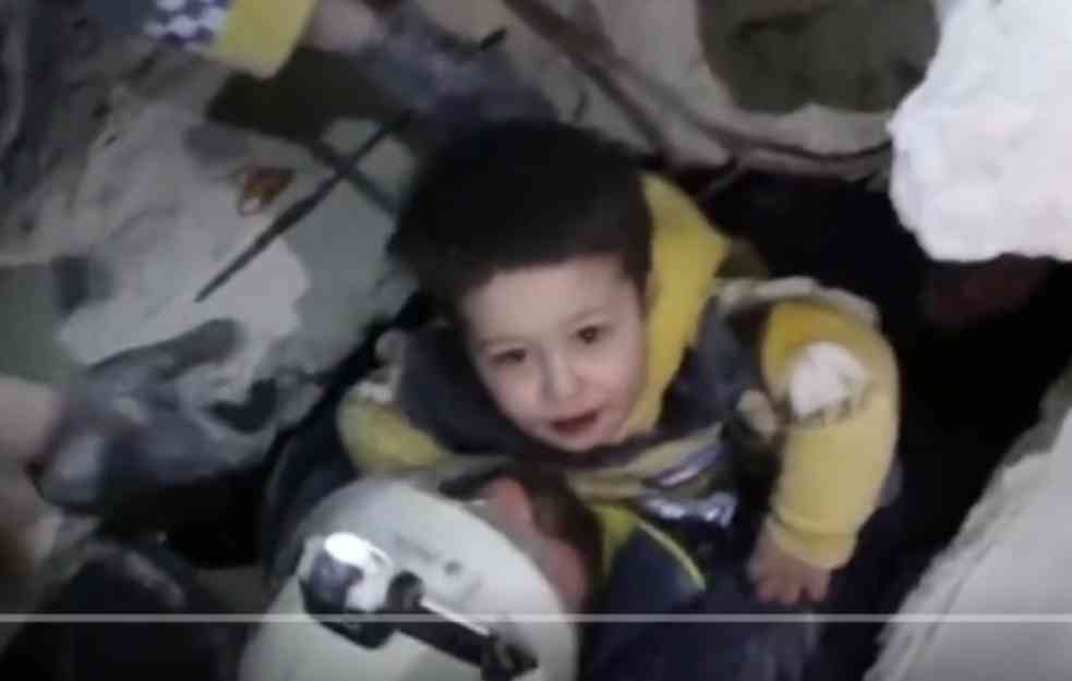 Osmeh koji je ODUŠEVIO svet: Dečak u Siriji izvučen nakon 30 sati pod ruševinama (VIDEO)