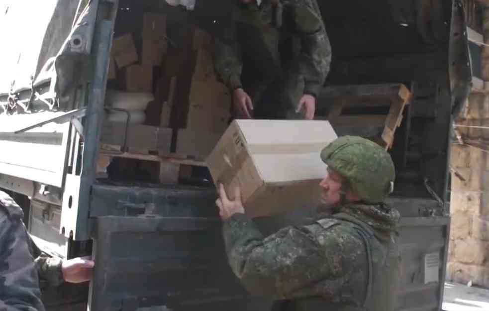 Ruski vojnici dele pomoć sirijskim žrtvama zemljotresa (VIDEO)