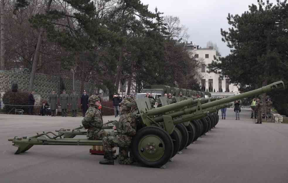 GRMEO KALEMEGDAN: Pogledajte počasnu artiljerijsku paljbu povodom Dana državnosti (VIDEO)