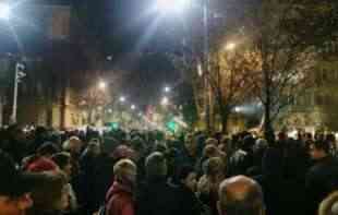 POLICIJA ISPRED PREDSEDNIŠTVA: <span style='color:red;'><b>Narodna patrola</b></span> pred glavnim ulazom, probili ogradu (FOTO)