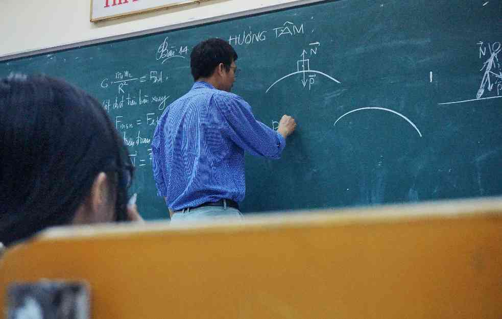 KOJI JE UZROK OVE MASOVNE POJAVE? Zašto zanimanje profesora matematike i fizike postaje deficitarno?