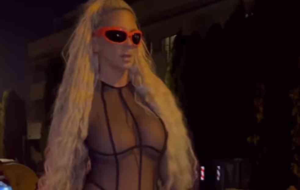 JELENA KARLEUŠA POTPUNO GOLA: Napravila opšti haos BRUTALNIM STAJLINGOM (FOTO)