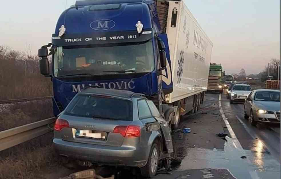 Saobraćajna NESREĆA kod Kraljeva: Audi se zakucao u kamion, VOZAČ poginuo na mestu (FOTO)