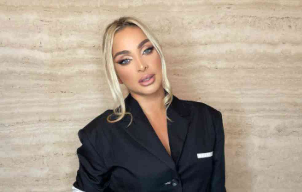 MAJA BEROVIĆ POKAZALA POZAMAŠNU ZADNJICU : Skinula se u bikini (FOTO)
