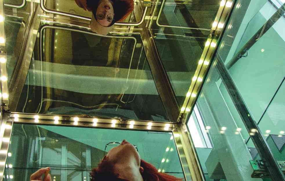 Čemu služi ogledalo u liftu?