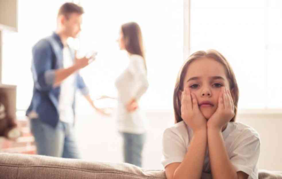 Kada deci najteže pada vest o RAZVODU roditelja? Psiholozi imaju ODGOVOR!