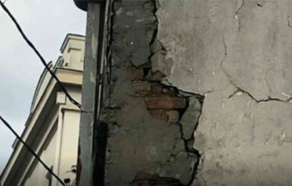 OPASNOST U CENTRU BEOGRADA: Pukotina na zgradi u Takovskoj plaši stanare i prolaznike