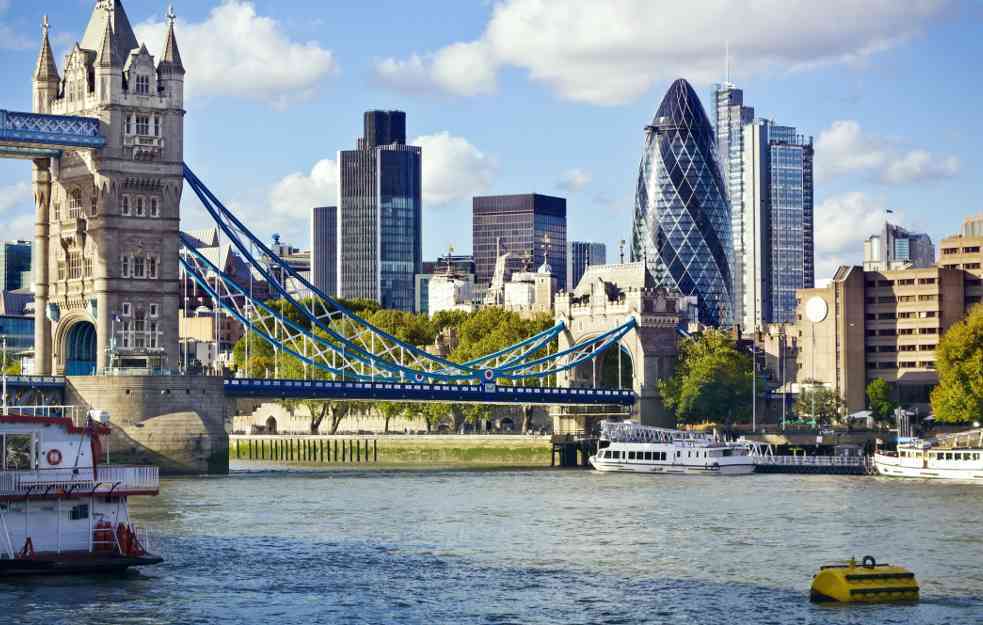 NEOBIČAN PEŠAČKI MOST: Most u Londonu rotira se oko svoje ose kako bi propustio čamce 