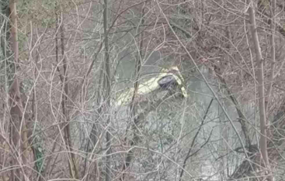 Automobil sleteo sa puta i upao u reku PLIVALI DO VOZILA DA IZVUKU VOZAČA (FOTO)