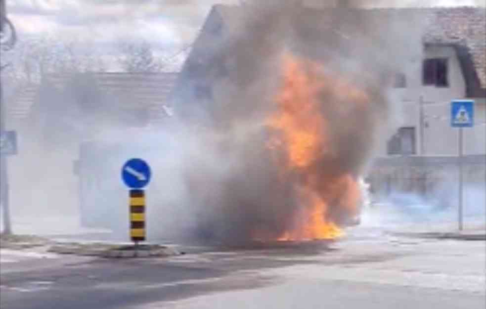 Zapalio se autobus u Nišu, vatra buknula u toku vožnje