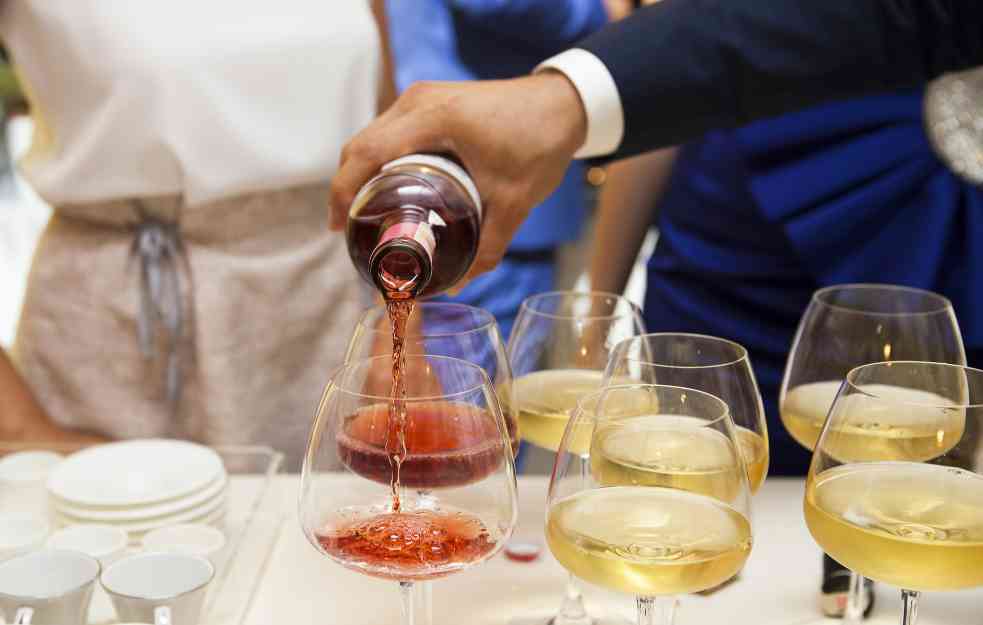 U beogradskom lokalu gostu naplatili otvaranje vina! Menadzer otkrio o čemu je reč