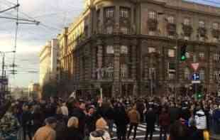 U BEOGRADU ODRŽAN PROTEST: Građani se okupili ispred Vlade Srbije zbog smenjivanja dve <span style='color:red;'><b>tužiteljke</b></span>