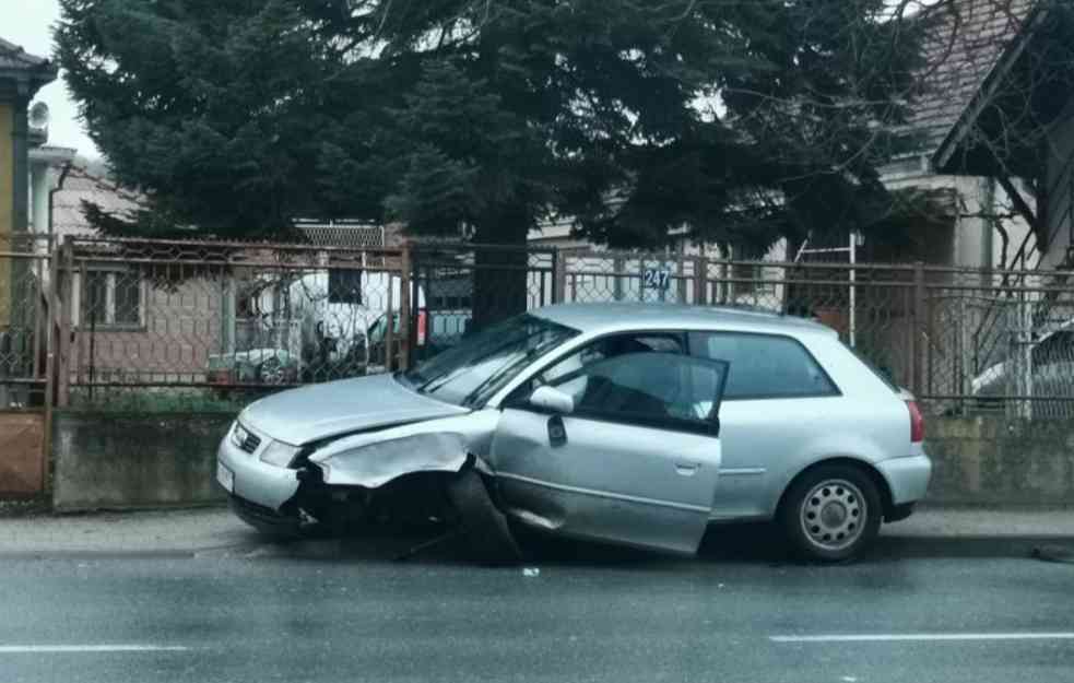 UDES U ČAČKU: Beograđanin se zakucao u banderu i odvalio desni točak