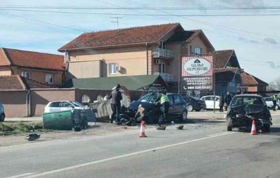 TEŽAK UDES KOD KRAGUJEVCA, JEZIV PRIZOR: Vozila smrskana, delovi automobila rasuti po putu