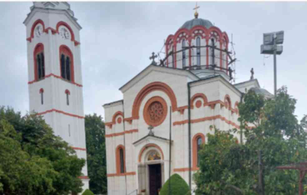 Najposebniji vinograd nalazi se u porti crkve, a rodio je od kalema stare loze sa Hilandara