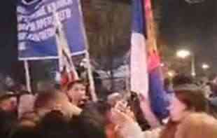 Nekoliko hiljada ljudi ispred Hrama Svetog Save na protestu zbog plana za Kosovo (VIDEO)