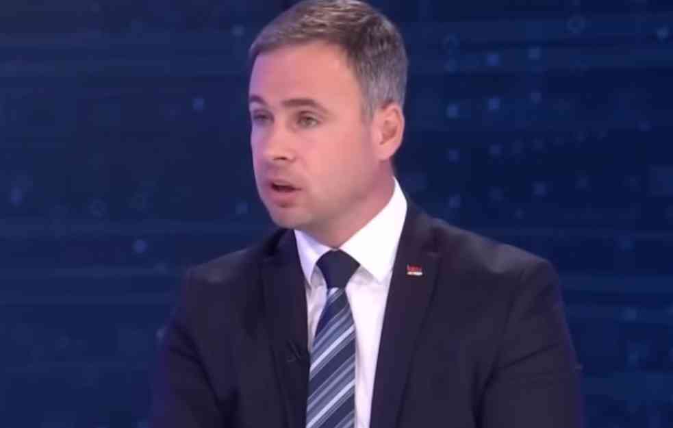 POLICIJA HAPSILA ZBOG LETAKA: Privedeni članovi Narodne stranke jer su delili flajere o francusko-nemačkom planu za Kosovo