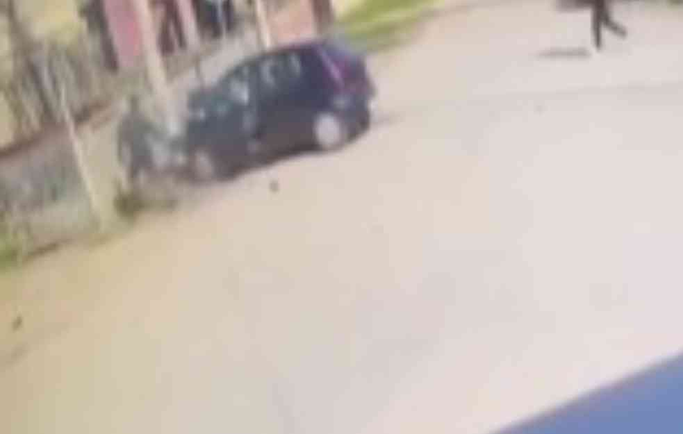 UZNEMIRUJUĆI SNIMAK STRAVIČNE NESREĆE U GROCKOJ: Auto u velikoj brzini udario u banderu! Otac POGINUO, ćerka teško povređena! (VIDEO)