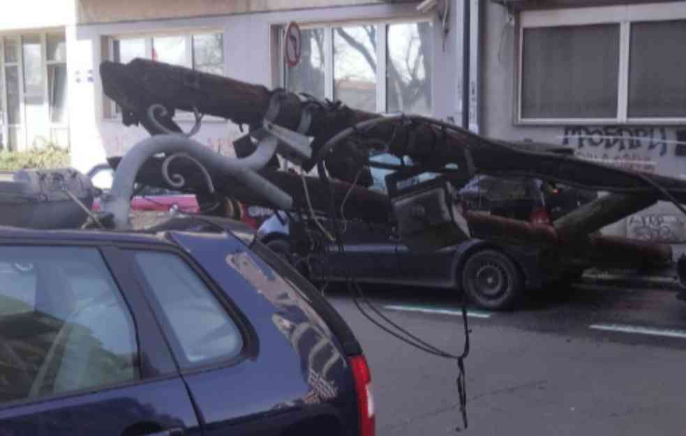 Na Vračaru pala drvena bandera, oštećena tri automobila (FOTO)