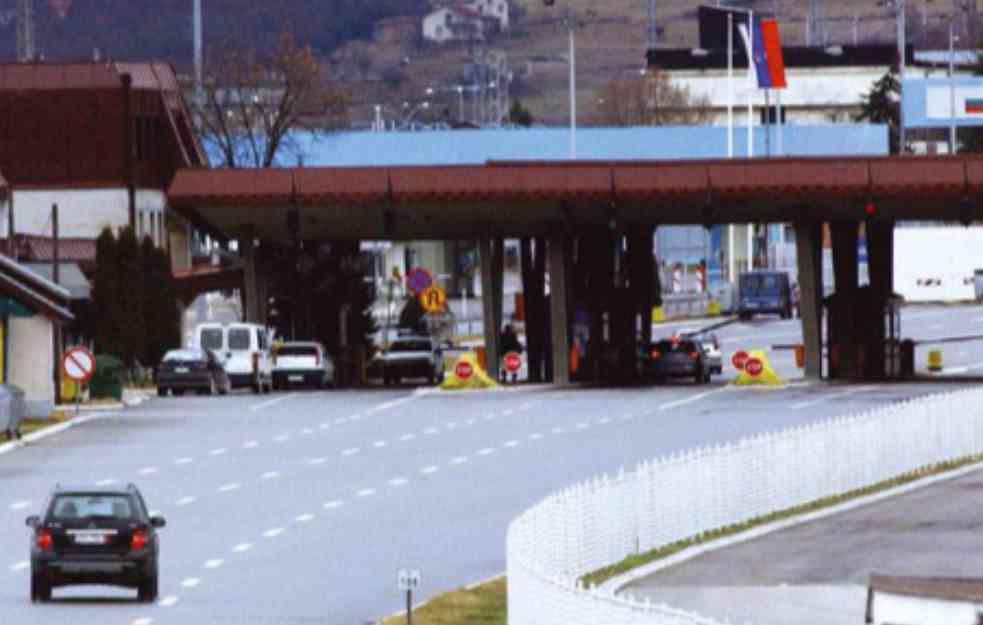 NESVAKIDAČNJA SCENA NA GRANIČNOM PRELAZU: Srpski carinici otvorili haubu automobila i ostali u čudu! Svi se pitaju kako su izveli ovaj potez (FOTO)