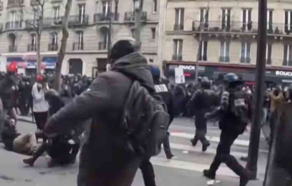 ŽESTOKI SUKOBI SA SPECIJALCIMA U PARIZU: Letelo kamenje, ispaljeni suzavci (VIDEO, FOTO)