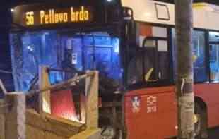 VOZAČ UMRO ZA VOLANOM AUTOBUSA: Poslednjim atomom snage sprečio još veću tragediju i <span style='color:red;'><b>udario u zid</b></span> auto-placa! (FOTO)