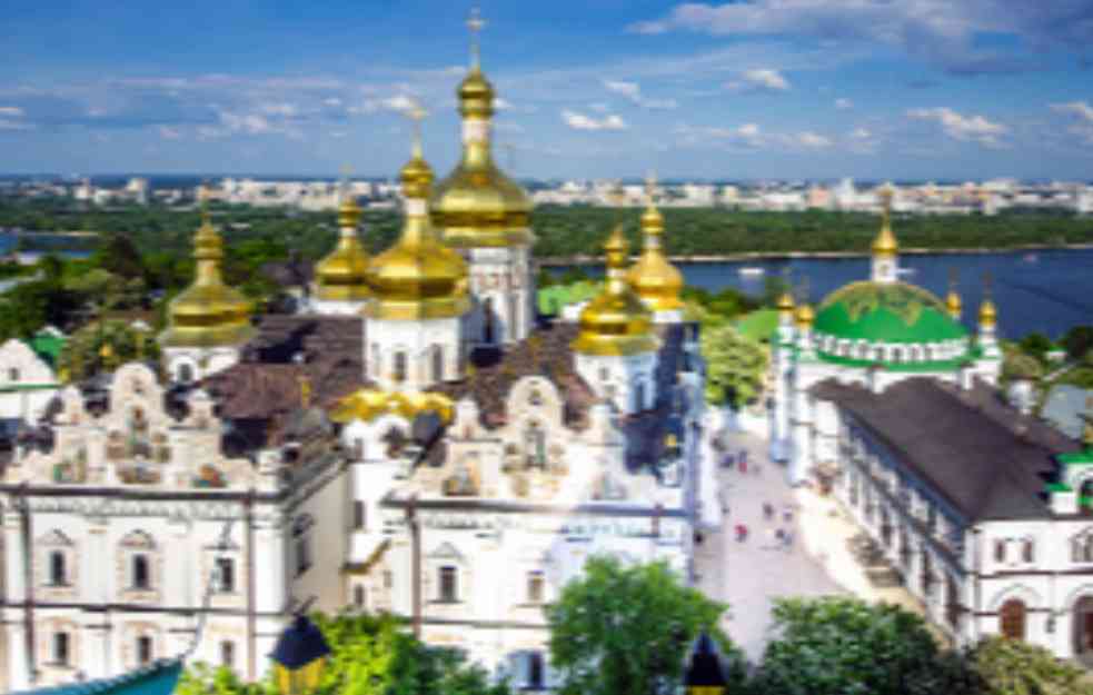 DRAMA SE NASTAVLJA: Okupljaju se vernici ispred Kijevske lavre, očekuje se novi pokušaj preuzimanja hrama