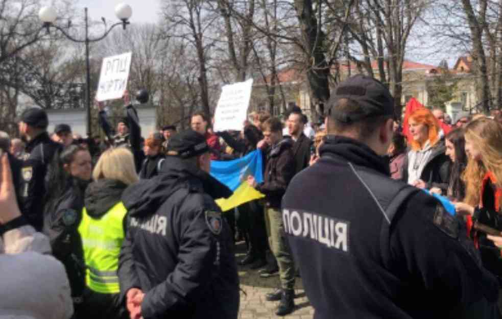 Raskolnici napadaju hramove UPC: Provokacije se nastavljaju u Kamjanjec-Podiljskom! Pokušao da otme manastir pa preminuo