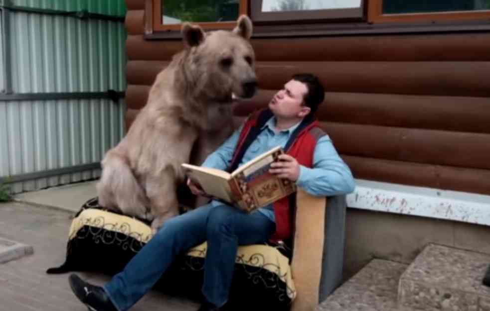 Par iz Rusije usvojio medveda: Težak 450 kilograma, sa njima jede i gleda televiziju (VIDEO)