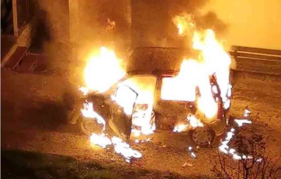 DRAMATIČNA FOTOGRAFIJA IZ KRALJEVA: Plamen kulja kroz sva vrata i prozore auta