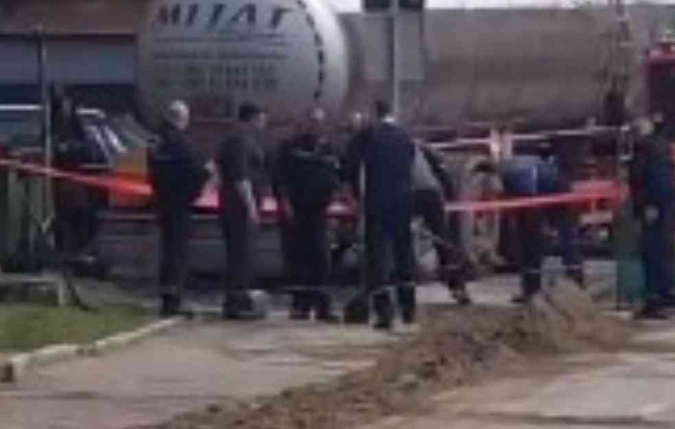 ISCURIO MAZUT U CENTRU SMEDEREVA: Zbog ljudske greške razlio se po ulici i trotoaru (FOTO)