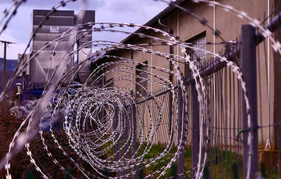 Više od 100 zatvorenika pobeglo kad je kiša oštetila zatvor u Nigeriji