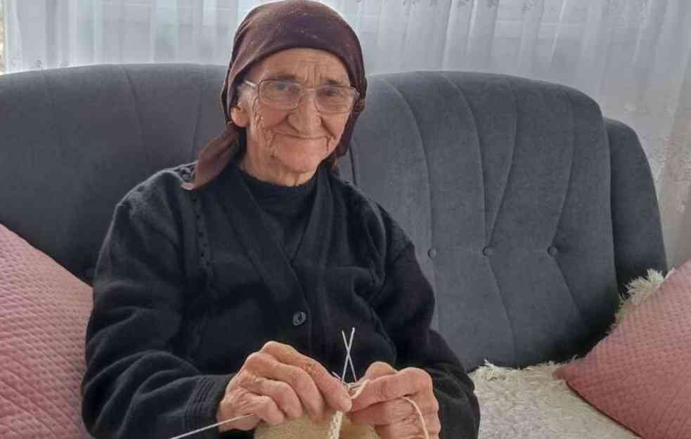 Baka Anđa (90) iz Gradiške plete čarape za Novaka Đokovića 