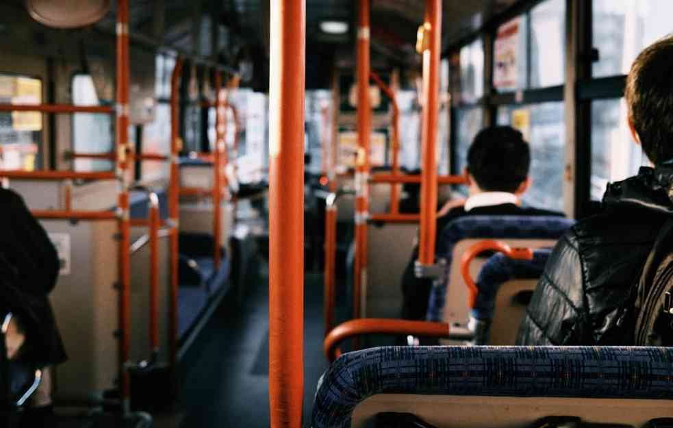 Vozač trole naglo zakočio, putnik dobio ozbiljne povrede glave