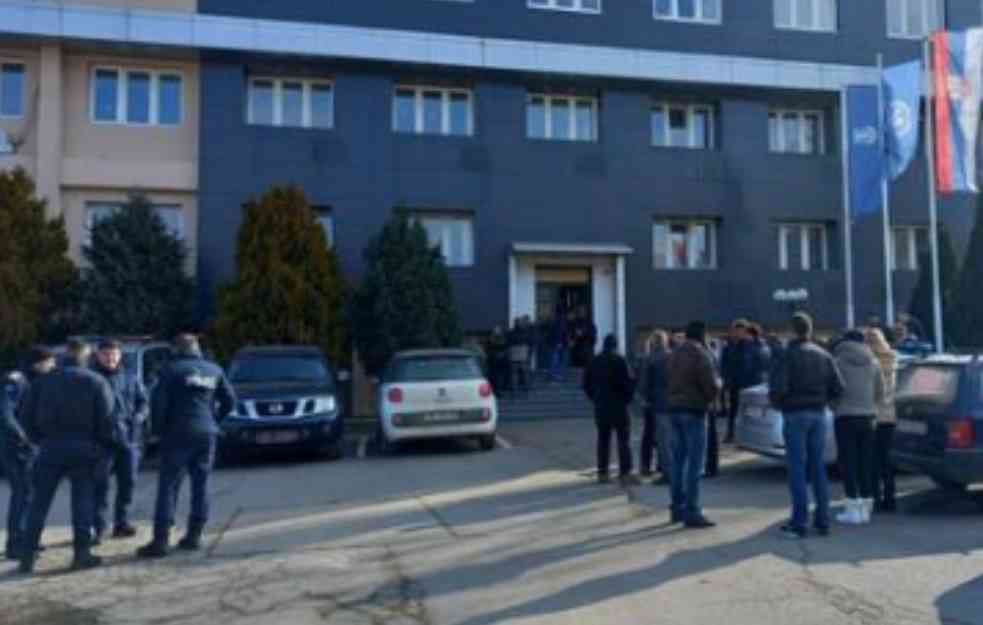 LEPOSAVIĆ: Prešli u srpski sistem i ovog meseca nisu primili plate
