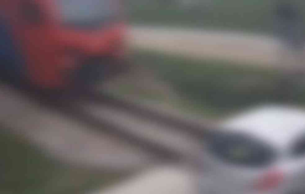 UŽAS! ŽENA POGINULA U SUDARU S VOZOM: Gurao automobil 500 metara! (UZNEMIRUJUĆI VIDEO)
