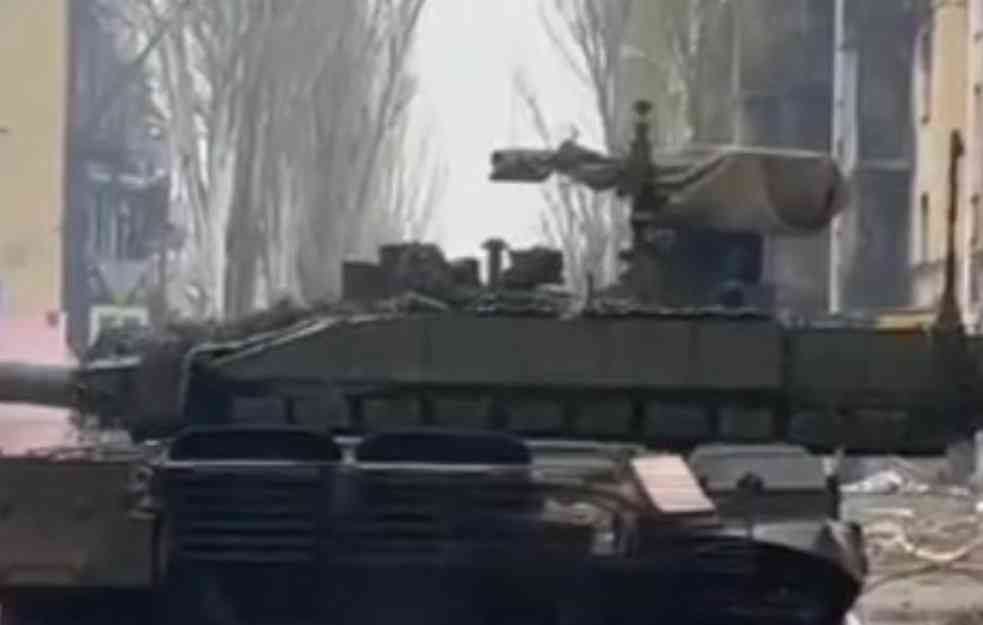 VAGNEROVCI U ULIČNIM BORBAMA KORISTE TENKOVE: Ovako izgleda okršaj sa ukrajinskom vojskom! (VIDEO)