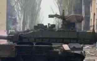 VAGNEROVCI U ULIČNIM <span style='color:red;'><b>BORBA</b></span>MA KORISTE TENKOVE: Ovako izgleda okršaj sa ukrajinskom vojskom! (VIDEO)