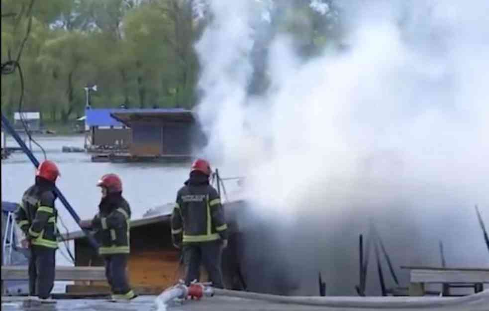 VATRENA STIHIJA NA SPLAVU U BEOGRADU: Požar na Savskom keju gasilo 25 vatrogasaca