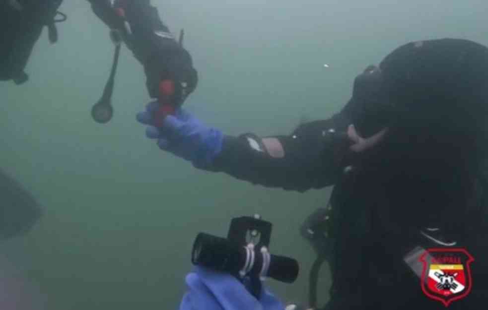 NAJNEVEROVATNIJE KUCANJE VASKRŠNJIM JAJIMA IKADA: Čačani zaronili u Zaovinsko jezero, kucnuli se POD VODOM! (FOTO)