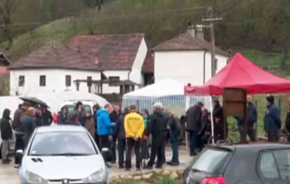 NEMA DOGOVORA, NEMA PUTA: Meštani četiri sela kod Požege BLOKIRALI radove na izgradnji tunela