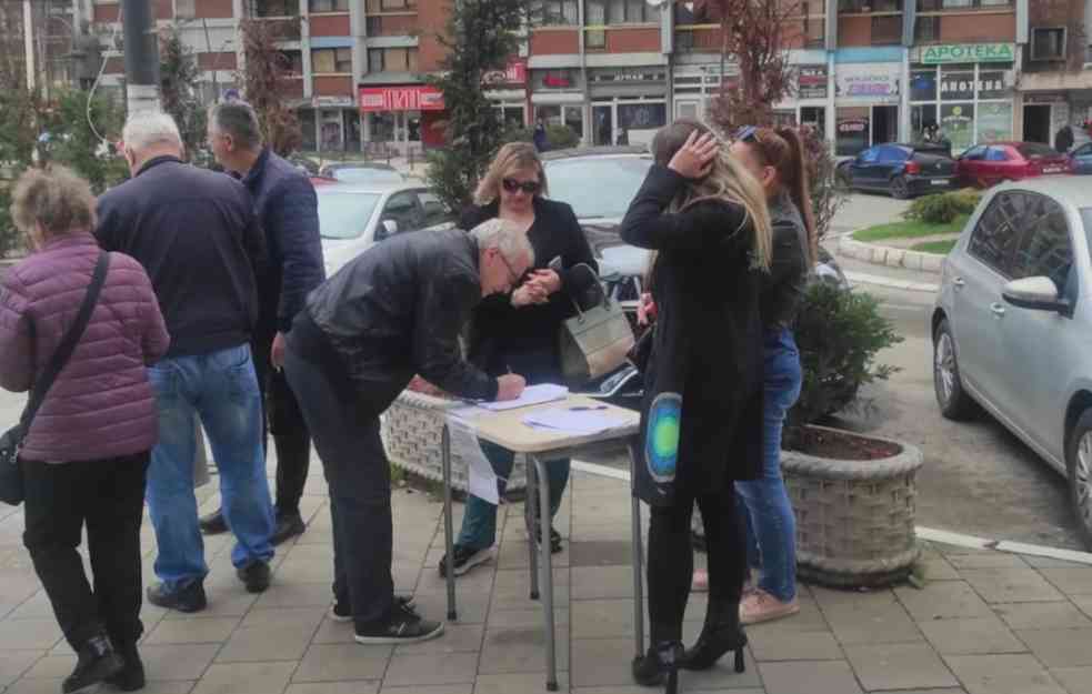 DOSTA JE TERORA: Srbi nastavili potpisivanje peticije za povlačenje specijalne policije sa severa Kosmeta (FOTO)