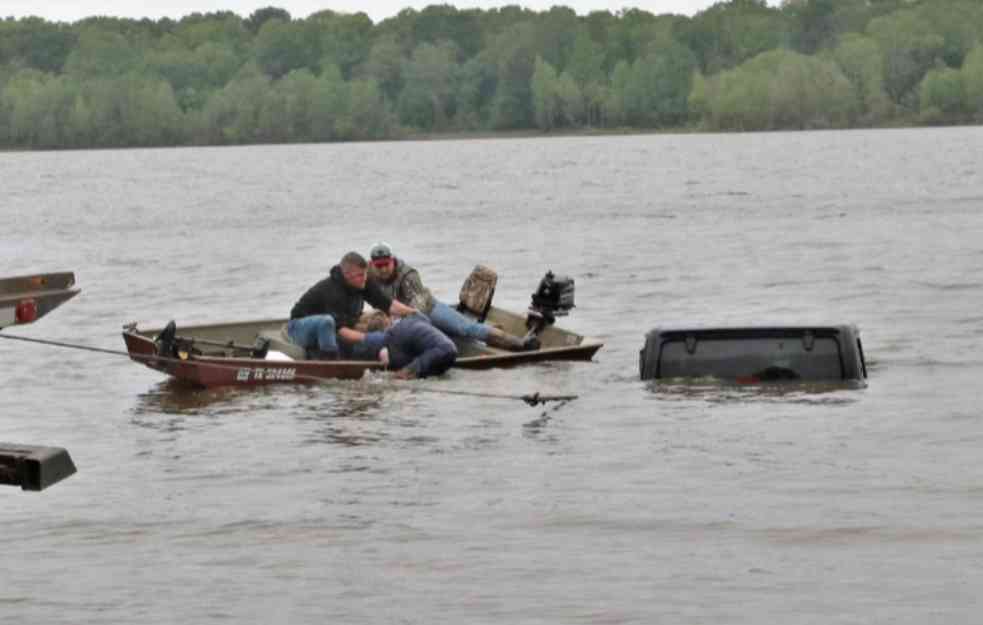 Preživela dva dana pod vodom u potpljenom automobilu