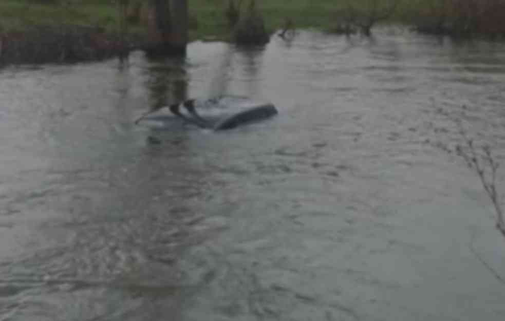 Jeziv prizor kod Sjenice, automobil sleteo u reku! Iz vode viri samo krov