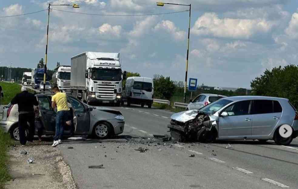 TEŠKA NESREĆA KOD KOVILOVA: Blokirana jedna traka Zrenjaninskog puta (FOTO)