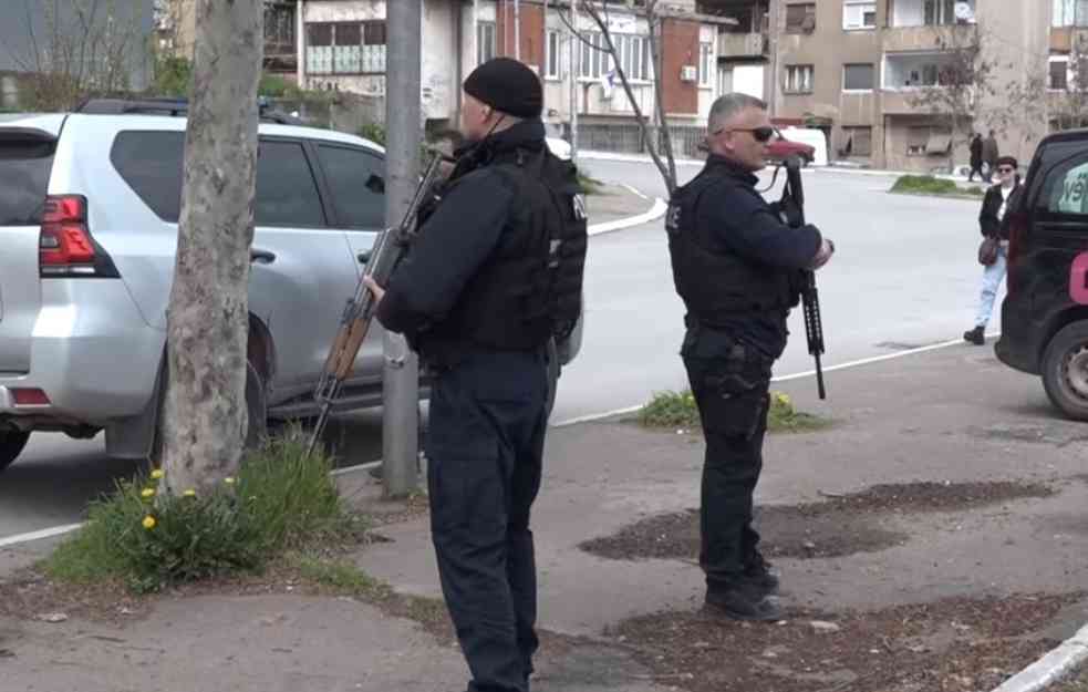 PRITISAK NA SRBE: Specijalci sa puškama obezbeđuju kontejnere za glasanje postavljene u Kosovskoj Mitrovici (VIDEO)