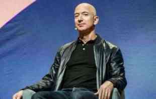 <span style='color:red;'><b>Džef Bezos</b></span> pravi sat od 42 miliona dolara