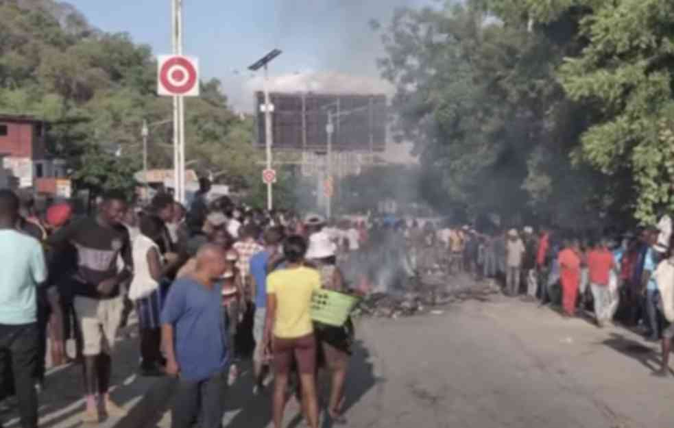 Članovi bande na Haitiju linčovani pa živi zapaljeni (VIDEO)