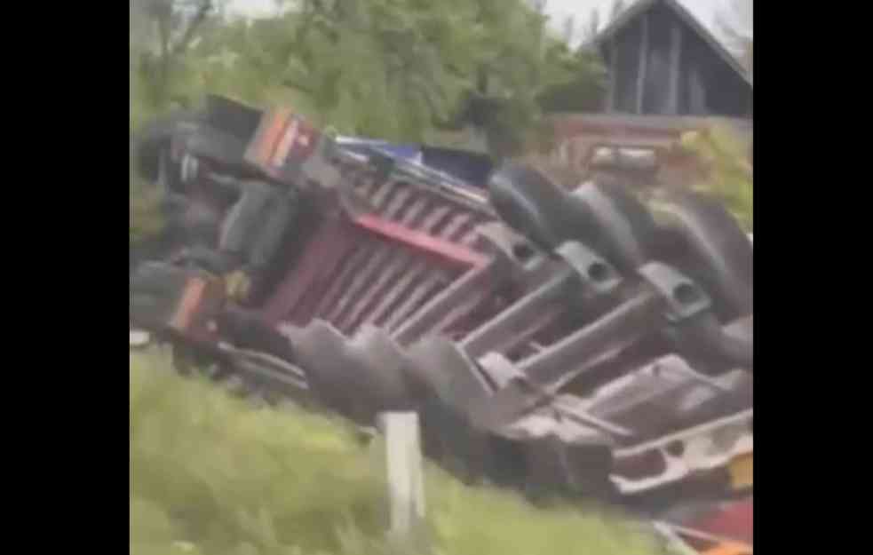 PREVRNUO SE TERETNJEK, završio u obližnjem dvorištu: Teška saobraćajna nezgoda u selu Bresnica kod Čačka (VIDEO)